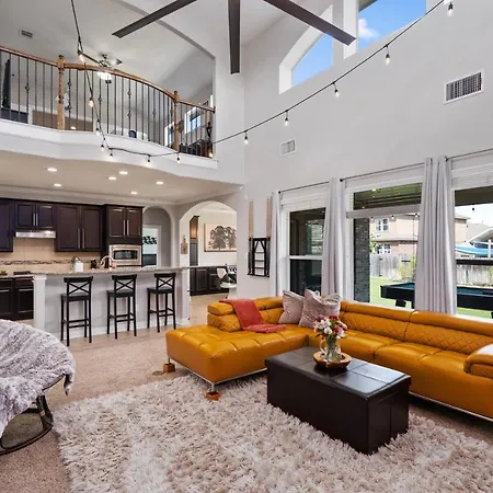 Cozy And Fun Luxury Family Home!